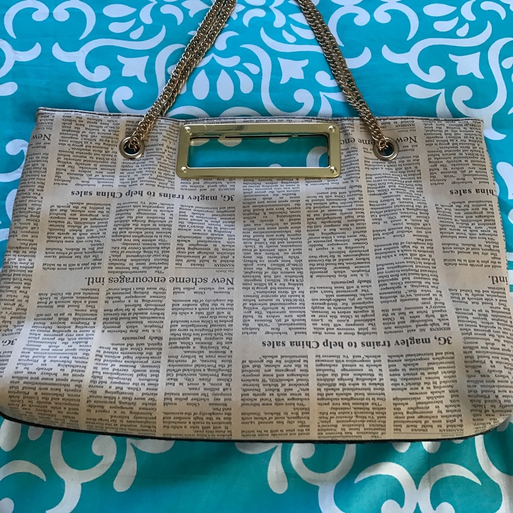 Handbag/Newsprint-black with gold chain