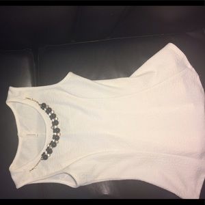 Cute dressy top with nice jewelry attached ✨