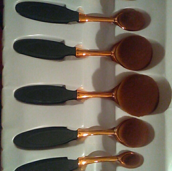 Oval Brush - Professional Decorative Tools - Artisan  Oval brush\'s