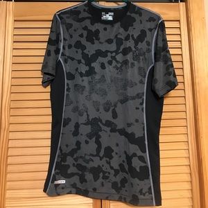UnderArmour Fitted black and gray Tee HeatGear