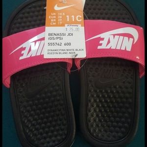 Little girls slip on sandles.