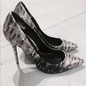 Metallic Blk/Wht Pumps