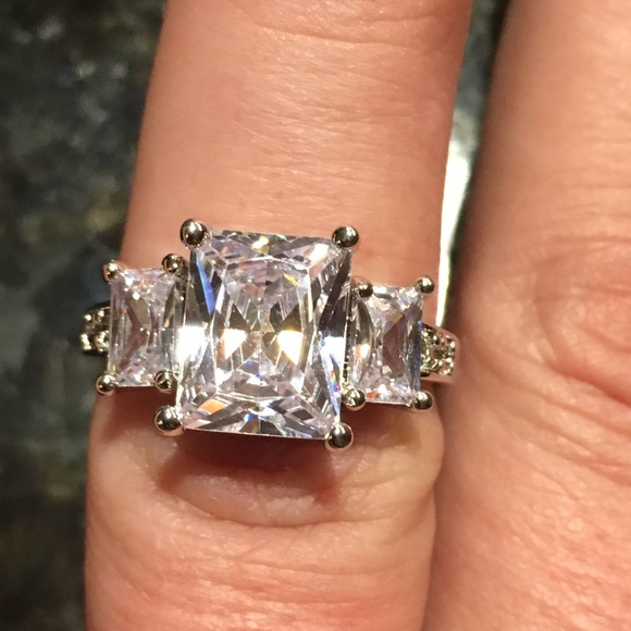 Metal Masters Jewelry: Women Stunning CZ princess cut eng. ring Sz8