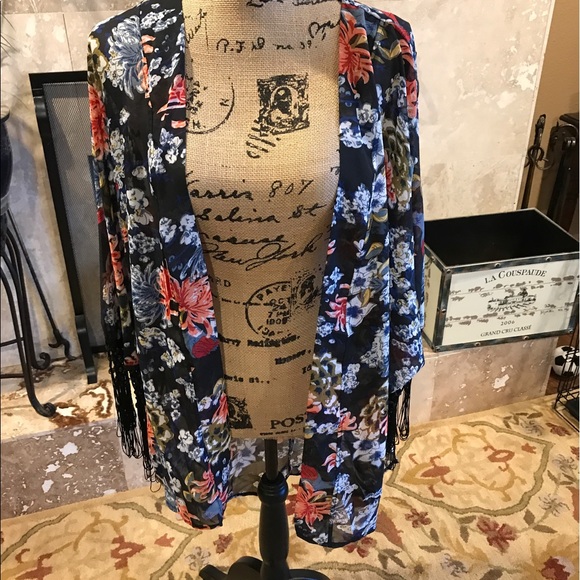 Boho fringed floral kimono - Picture 7 of 8