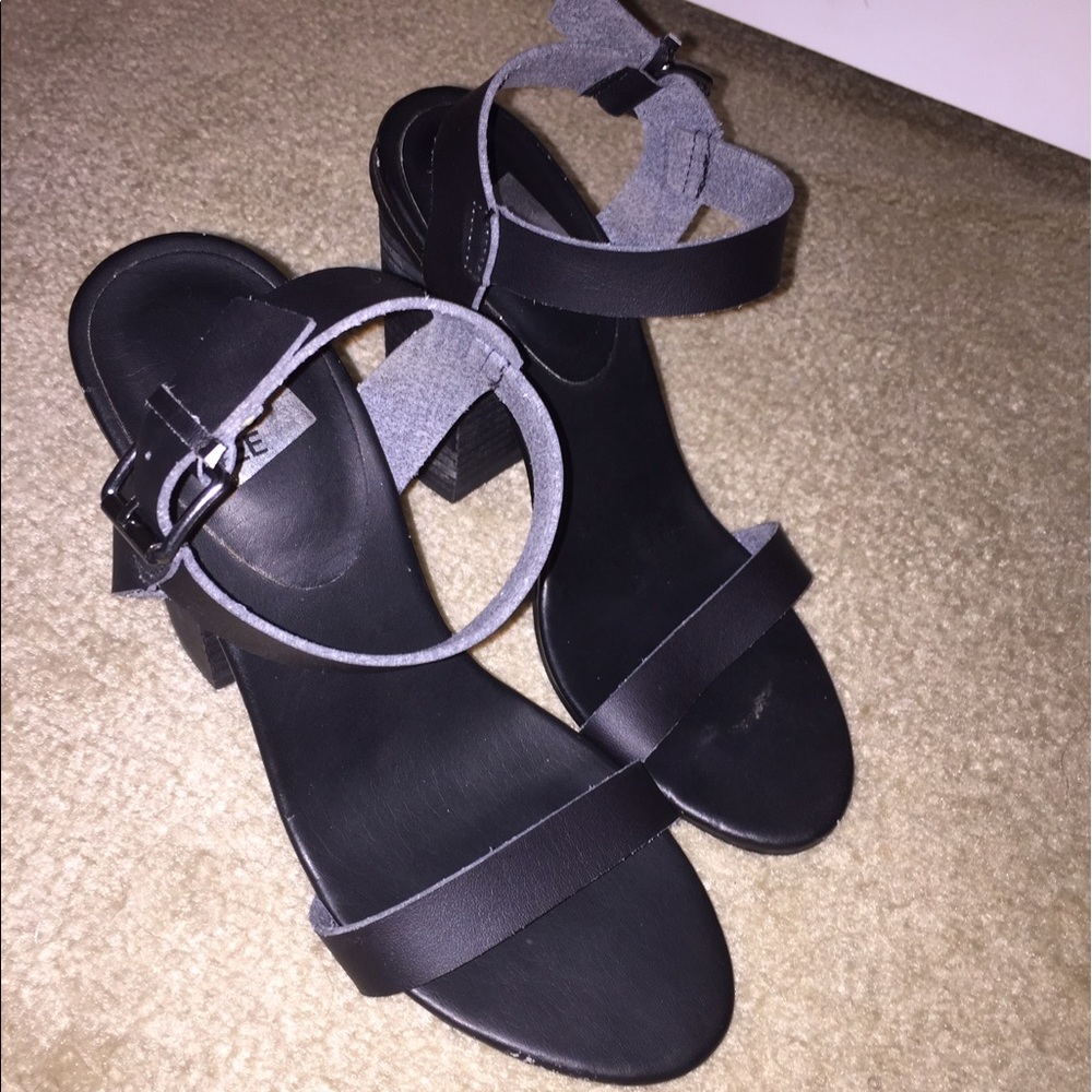 Black strappy heel with thick heel