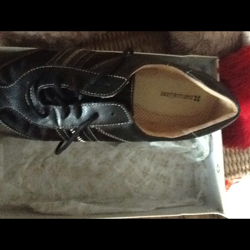 Naturalize sneakers