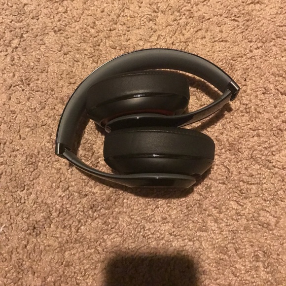Beats by dre studio headphones with cord and case - Picture 2 of 5