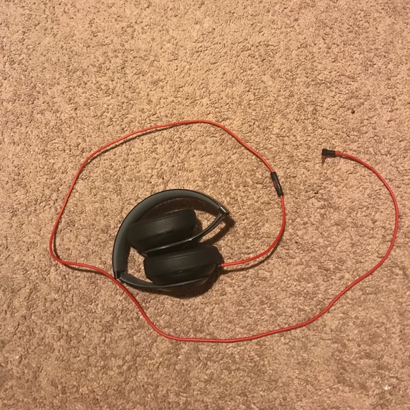 Beats by dre studio headphones with cord and case - Picture 3 of 5