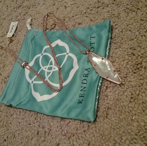 Kendra Scott Jewelry - NWT Kendra Scott rose gold Beatrice necklace