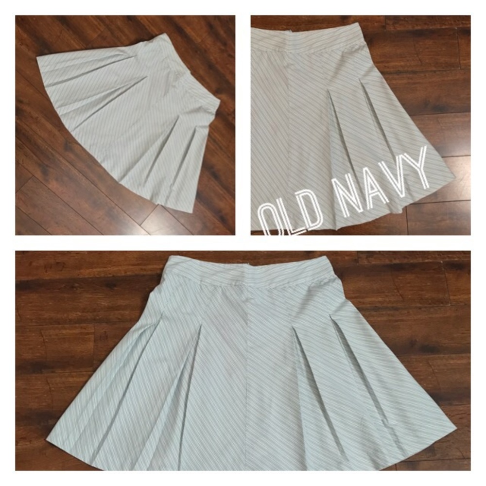 Old Navy Just Below Waist Pleated Skirt