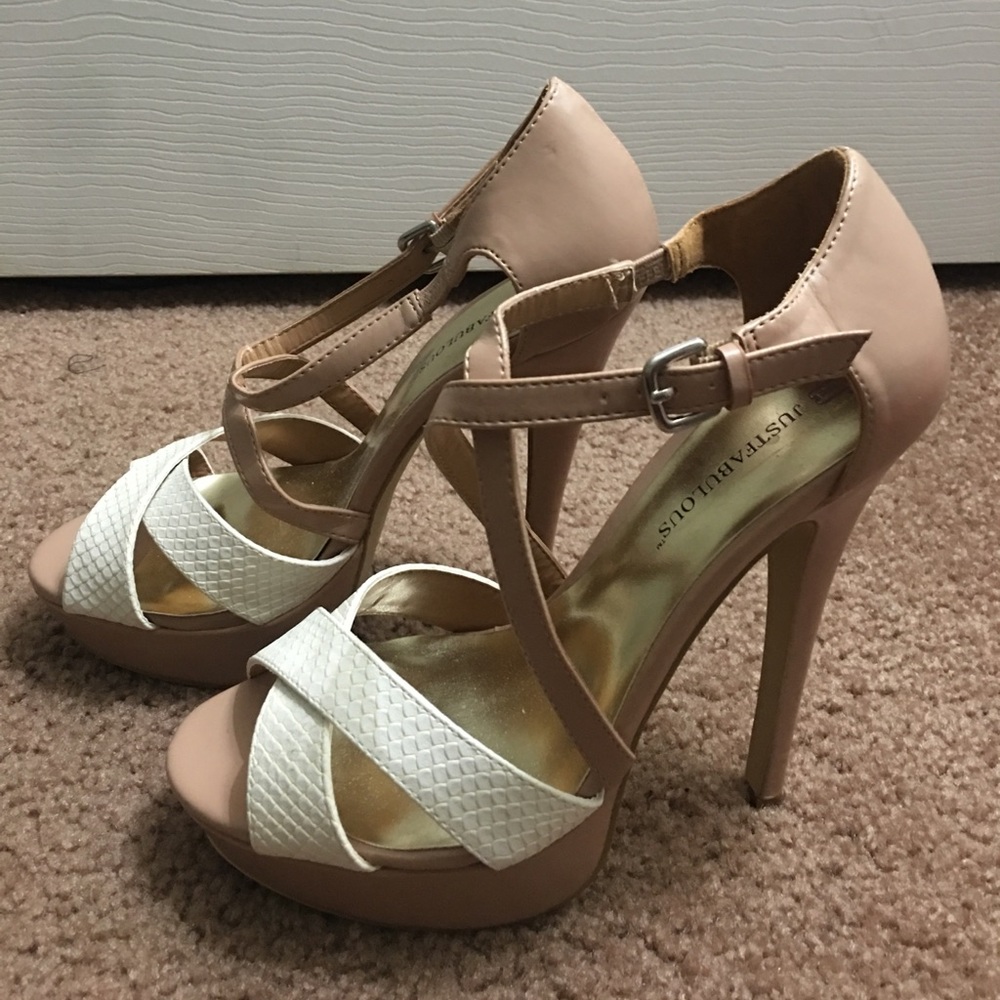 SALE‼️ Nude & white heels