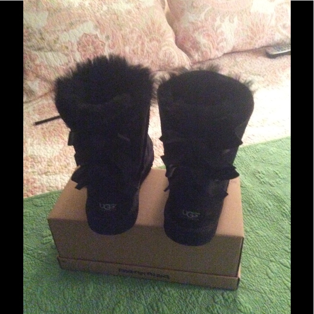 EUC- Authentic Black Bailey Bow Ugg's size 6