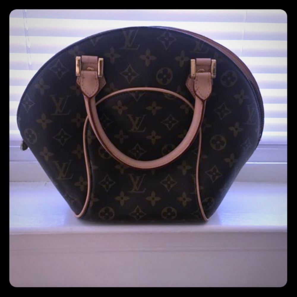 Woman's Louis Vuitton Purse/ Handbag 👜