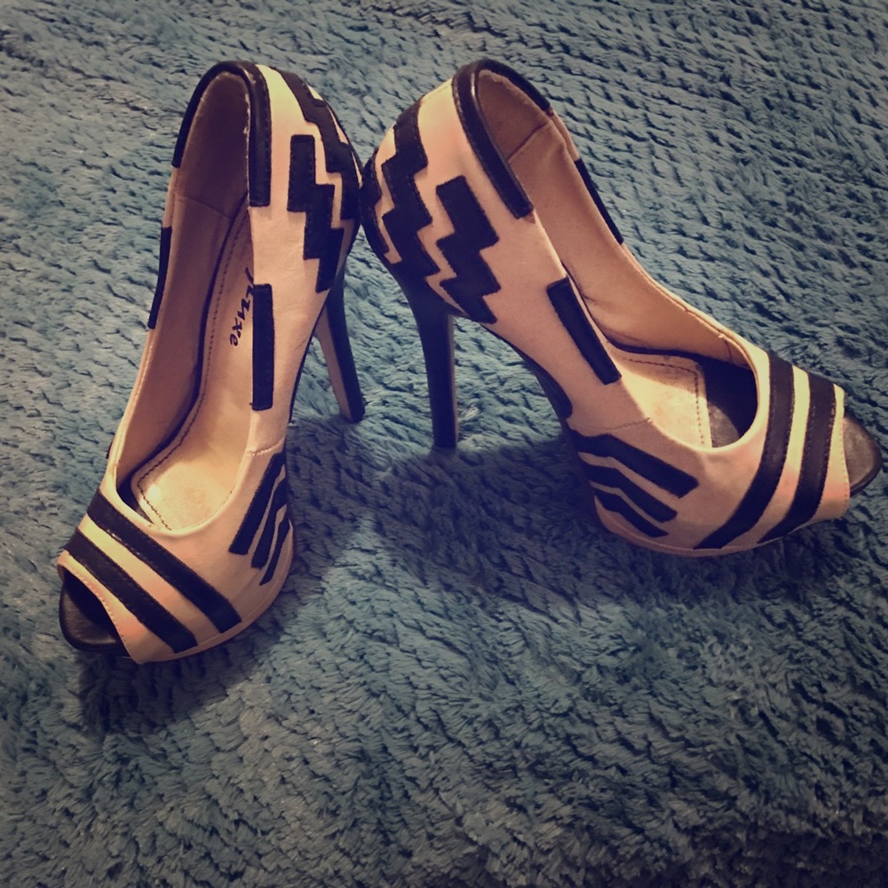 Ultra high peep toe platforms cream & black size7