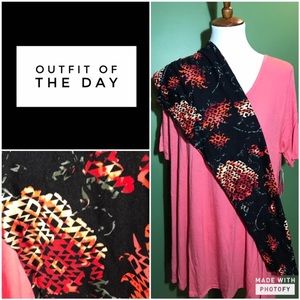 LuLaRoe Outfit (TC Leggings & a Large Perfect Tee)