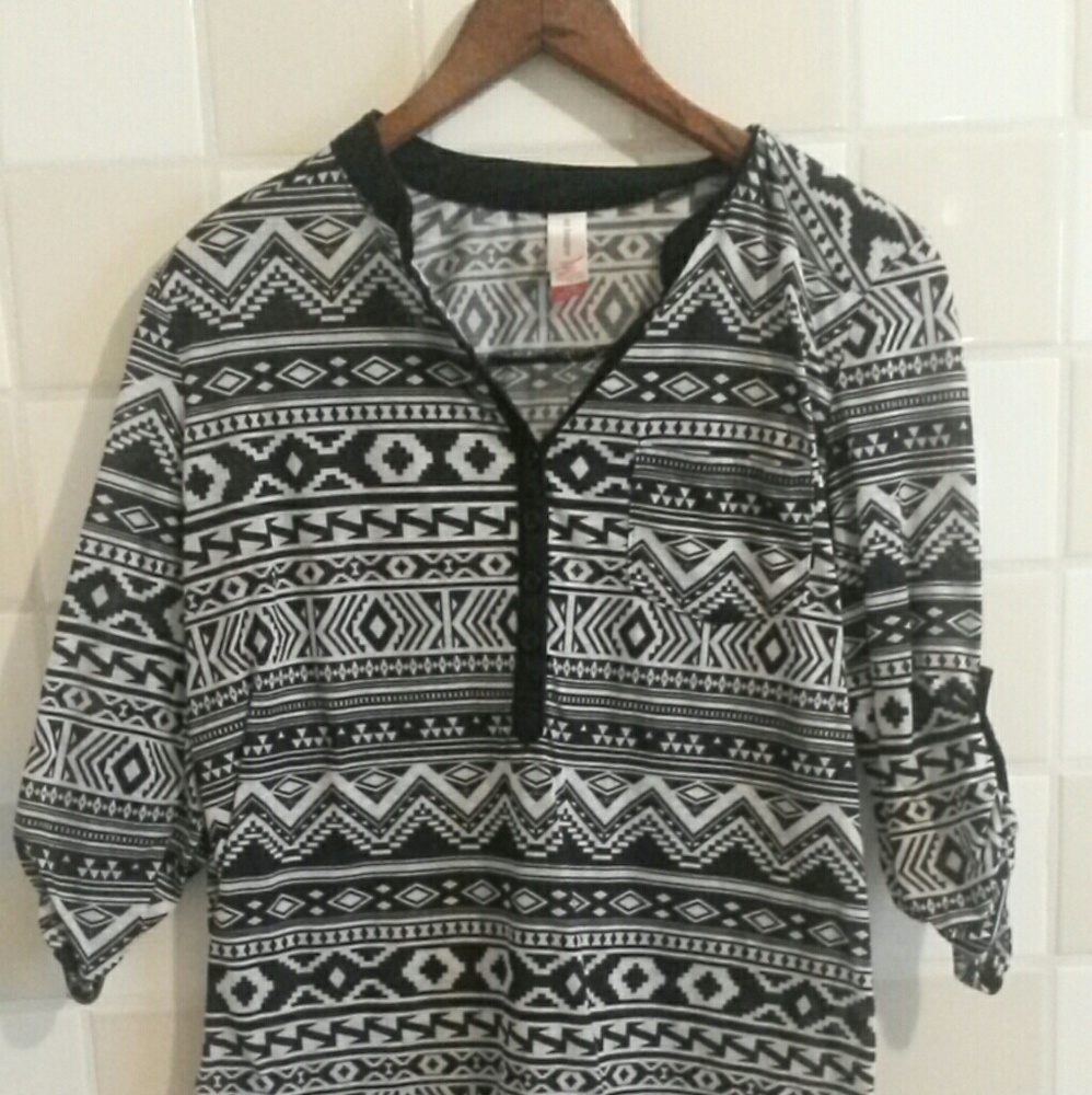 No Boundaries 3/4 sleeve black and white top