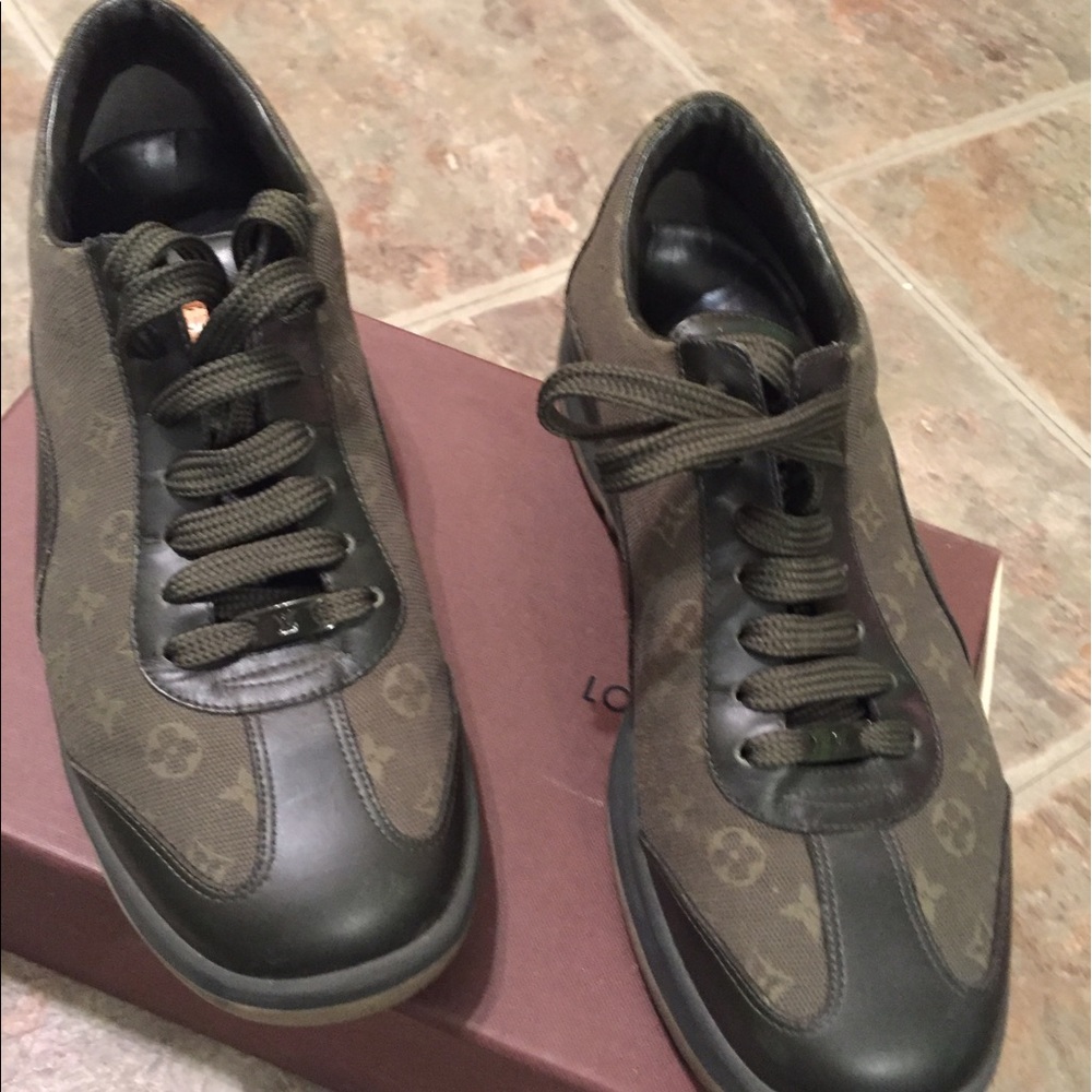 Louis Vuittion sneaker army green with LV
