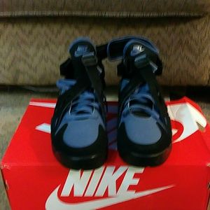 BNWOT, Nike Blue and Black slip in sneakers