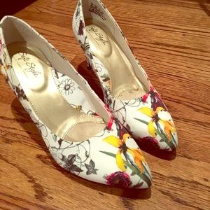 Floral print heels!