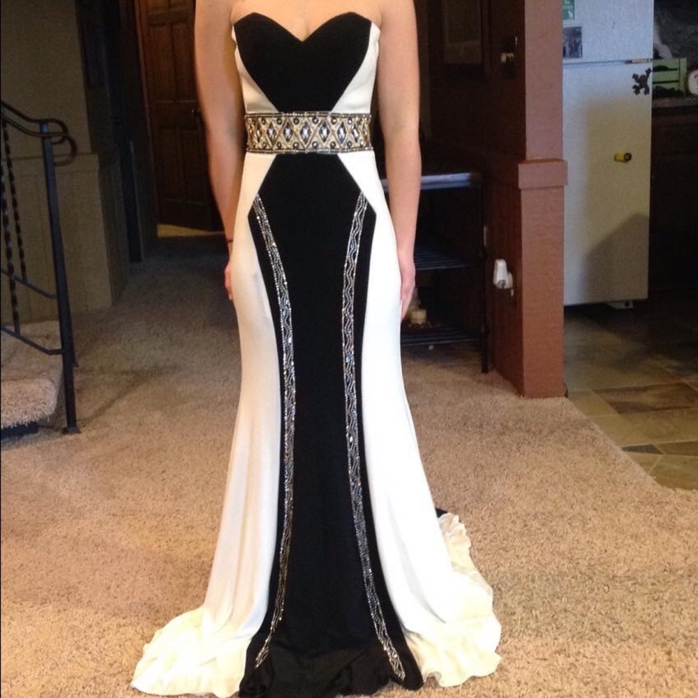 Gorgeous black and white prom dress!