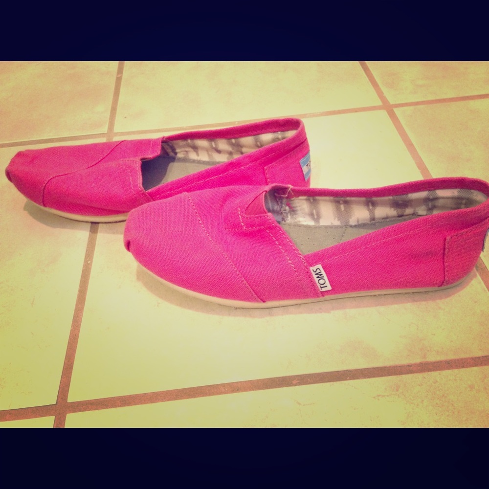 Almost brand new pink Toms. Canvas. size:  8W.
