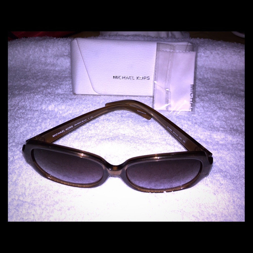 Brand new Michael Kors woman's sunglasses 😎