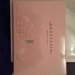 Anastasia Beverly Hills Nicole Guerriero Glow Kit