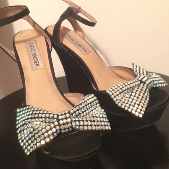 Steve Madden satin rhinestone bow heels - Picture 1 of 4