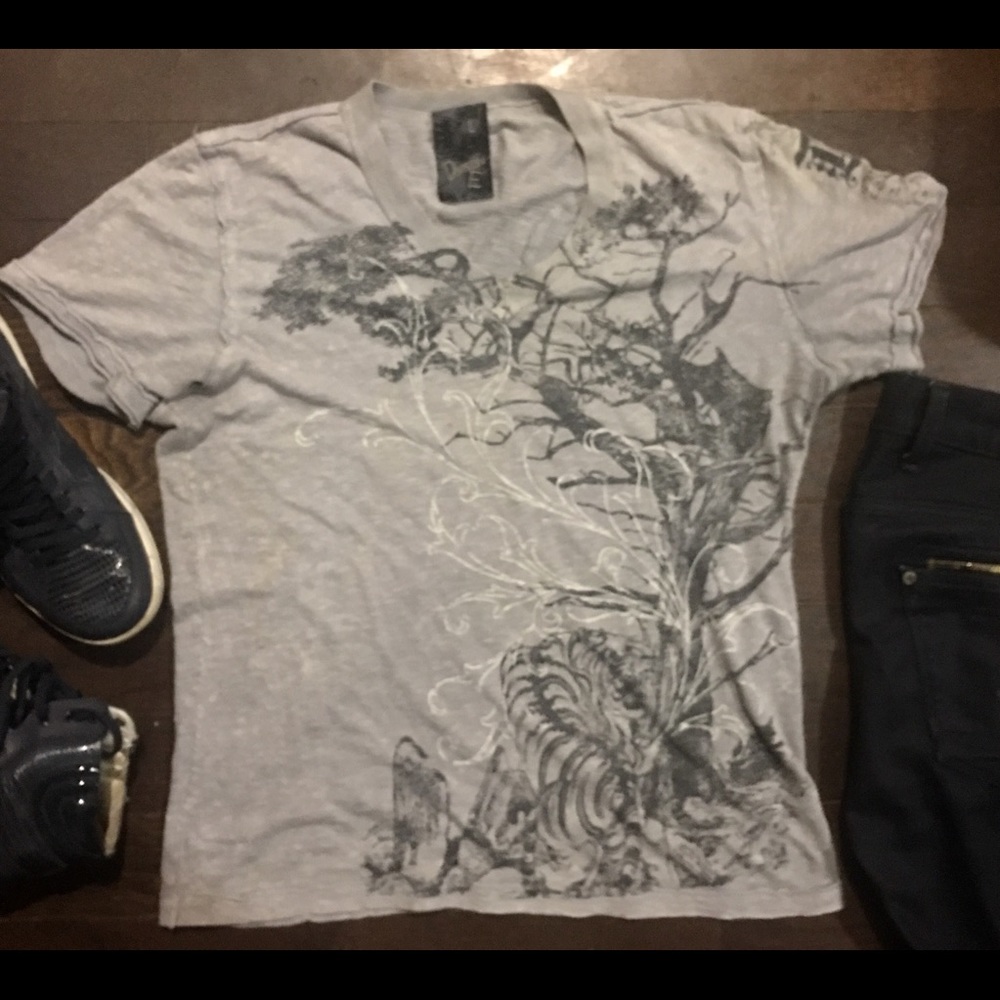Men's Graphic Tee Size L - Picture 1 of 4