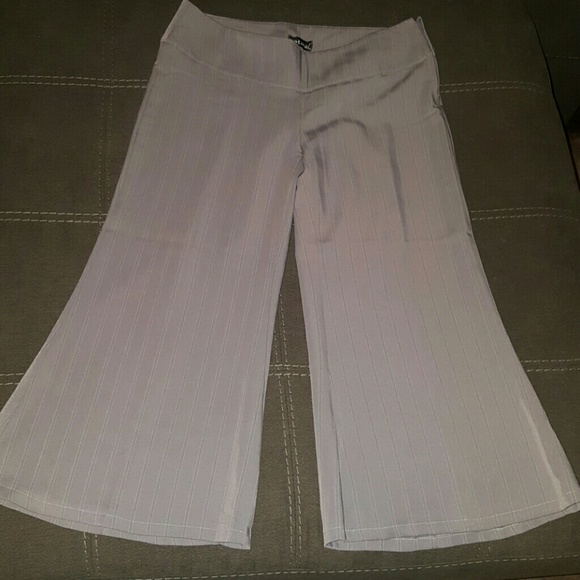 Pinstriped loose Capri slacks - Picture 1 of 4