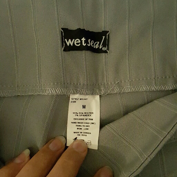 Pinstriped loose Capri slacks - Picture 2 of 4