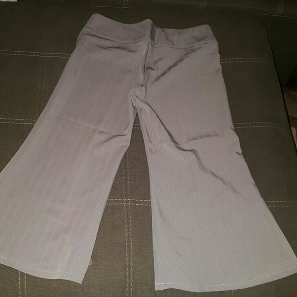 Pinstriped loose Capri slacks - Picture 3 of 4