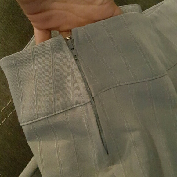 Pinstriped loose Capri slacks - Picture 4 of 4