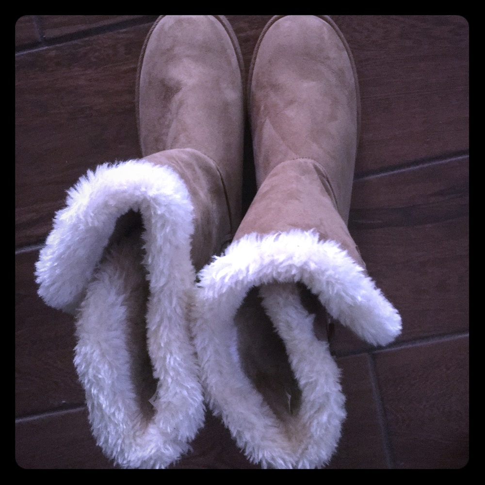 Brown boots with fur