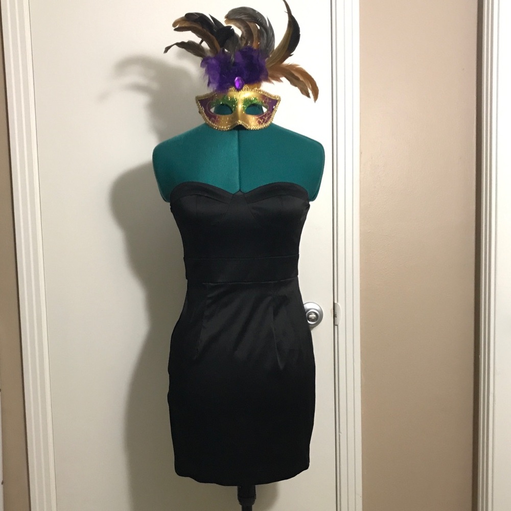 Black cocktail dress. Sexy!