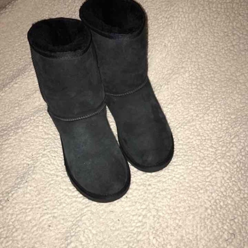 Black short classic Uggs