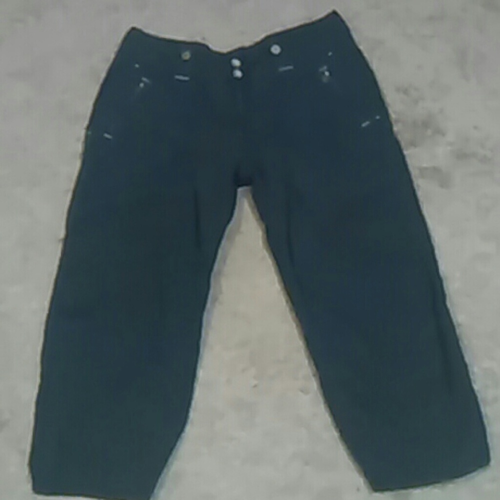 DonatedBlack capris outlooks