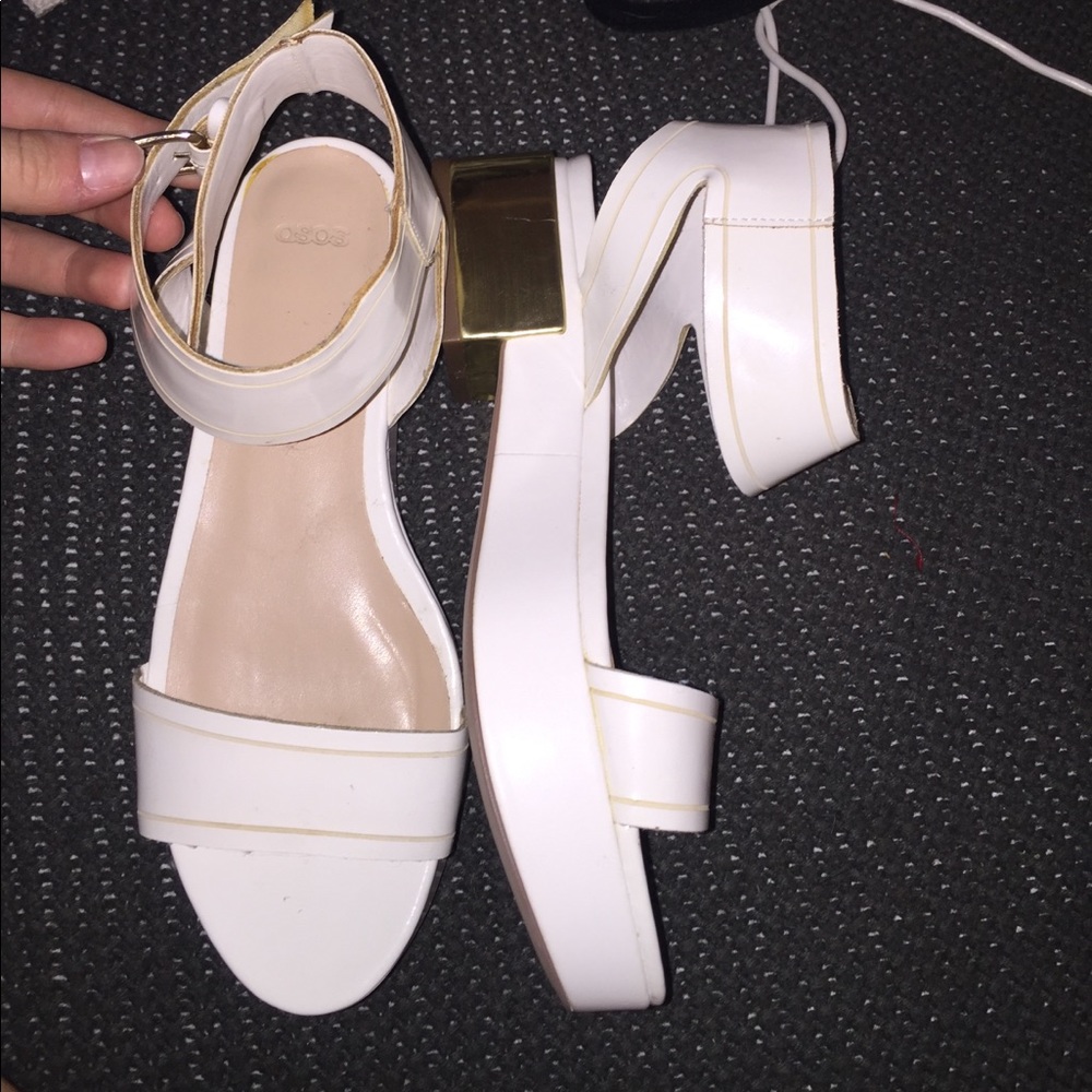 WHITE SLIGHTLY HEELED SANDALS