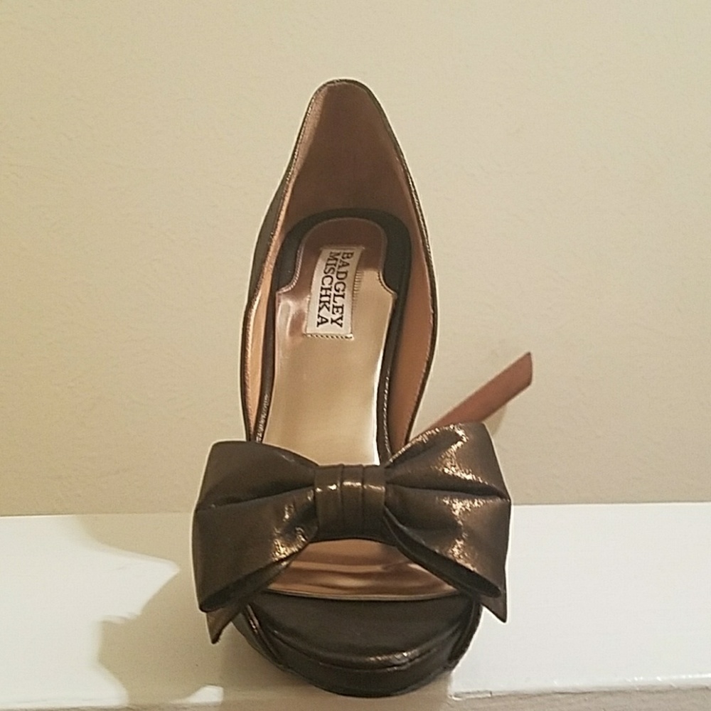 Badgley Mischka Mable heel. Size 8. Bronze with a bow.