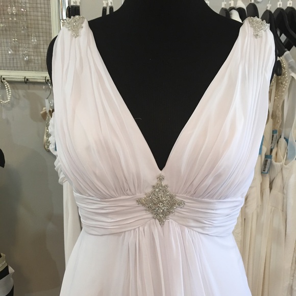 White V-Neck Wedding Dress sz 16W, 18W, 20W, & 22W - Picture 2 of 2