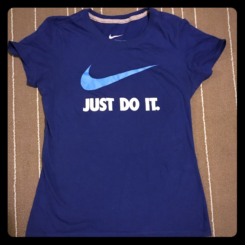 NIKE slim fit tee 💙