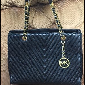 Michael Kors Quilted Chevron Lambskin MD Blk Tote