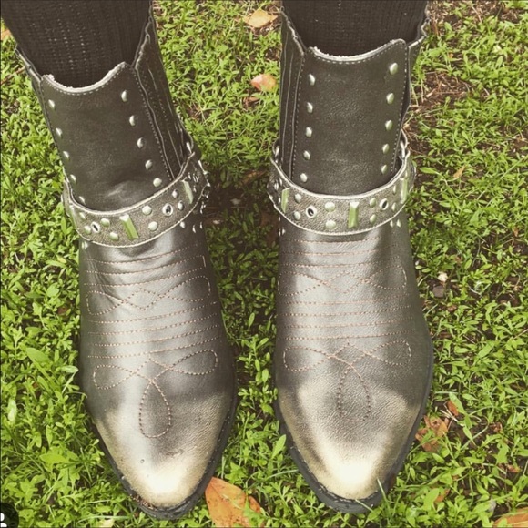 Distressed Black Cowboy Stud Harness Boots - Picture 5 of 8