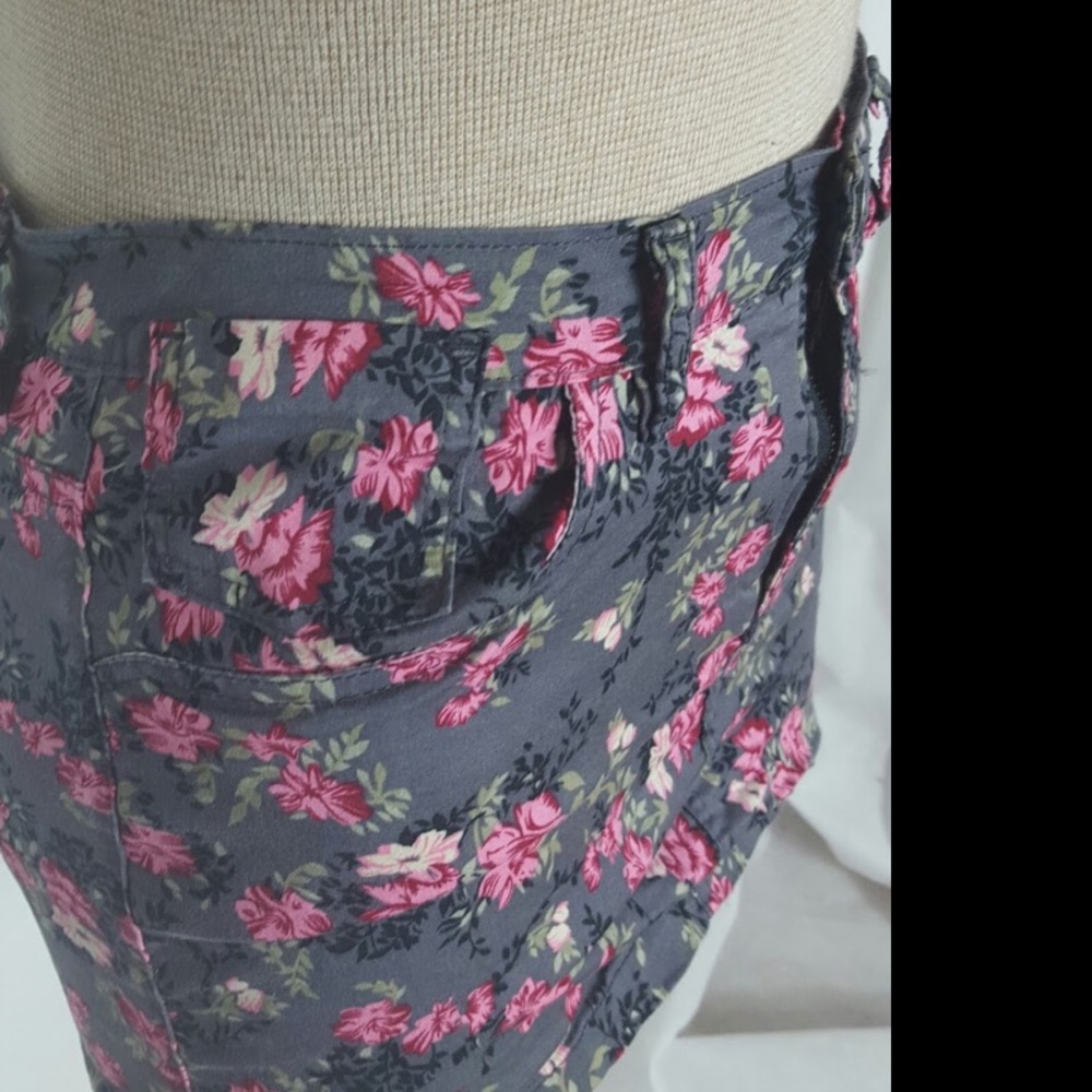 Gray Rose Print Skirt: Made from Plastic Bottles - Picture 3 of 6