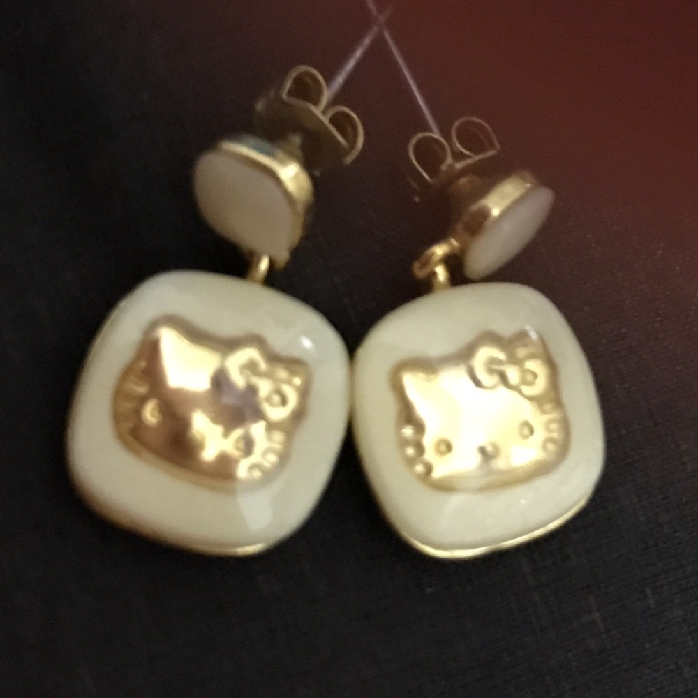 Momoberry Sanrio Hello Kitty Earrings