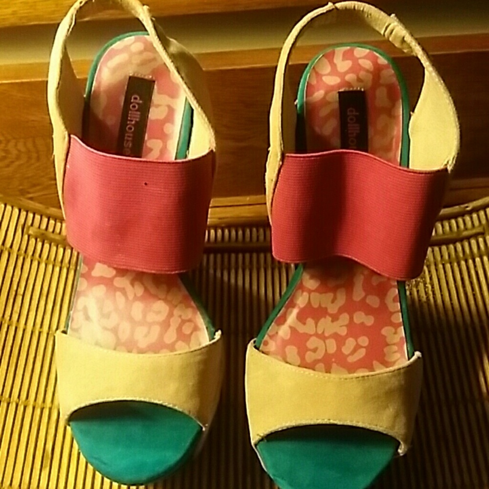 UNIQUE DOLLHOUSE WEDGES WITH HIGH BACK 7.5