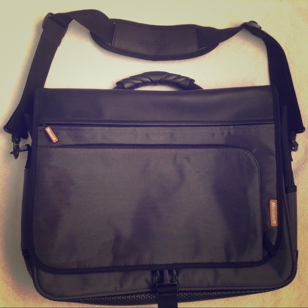 Samill Microsoft "17.3" laptop messenger bag