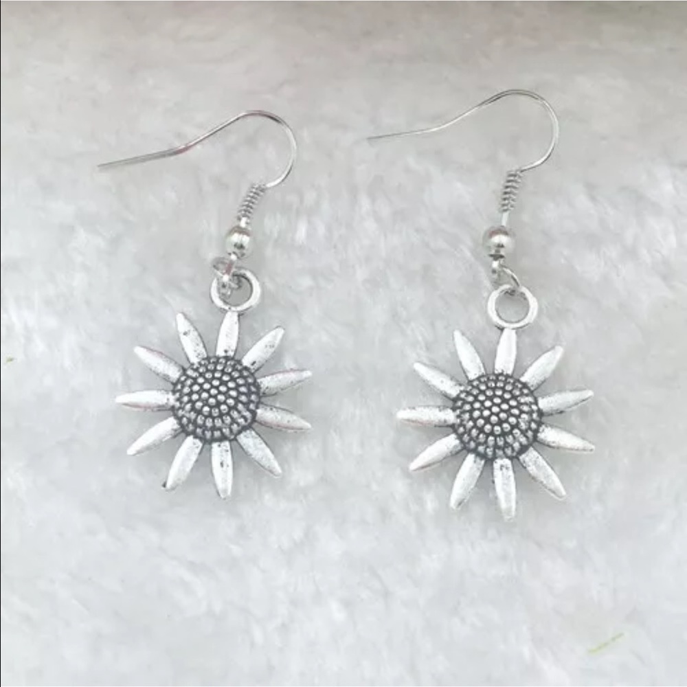 Silver daisy sunflower 🌻 hook earrings