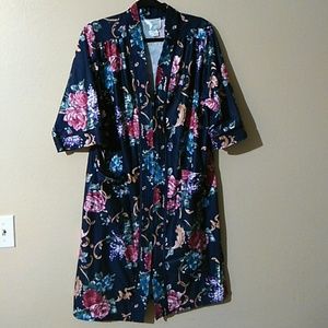🎀 PRICE DROP 🎀 NAVY BLUE FLORAL ROBE NWOT