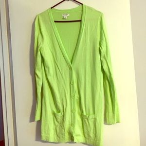Green barely worn cardigan.⭐️